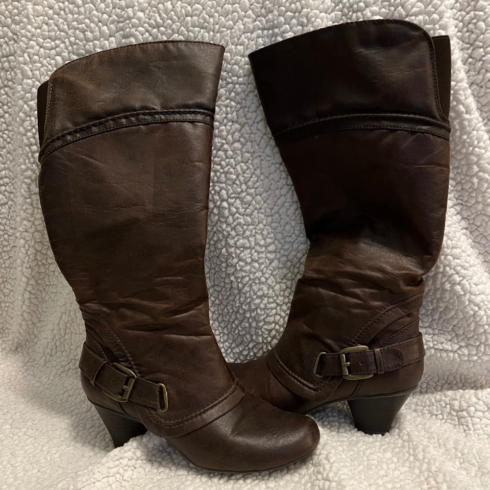 BareTraps Women’s Randee Brown Boots - size 6